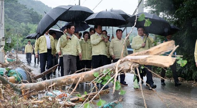 이재명 대통령이 지난 7월 21일 집중호우로 산사태가 발생한 경남 산청군 산청읍 부리마을에서 피해 현황을 살피고 있다. [사진=연합뉴스]
