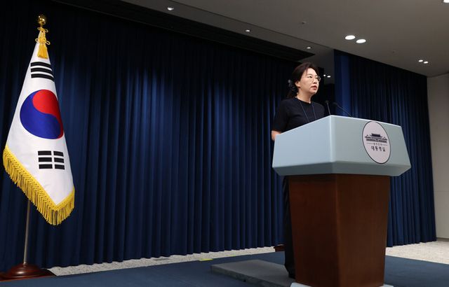강유정 대변인이 6일 용산 대통령실 기자회견장에서 이재명 대통령 지시사항 브리핑을 하고 있다. [사진=연합뉴스]