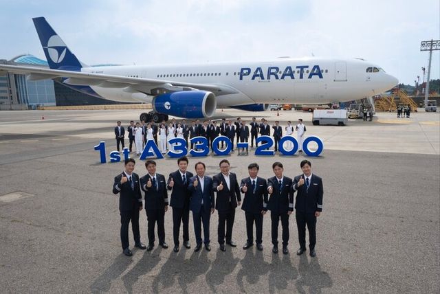 지난 2일 김포공항에서 진행된 파라타항공 1호기 도입식에서&nbsp;&nbsp;파라타항공 윤철민 대표이사(오른쪽에서 네번째), 위닉스 윤희종 회장(왼쪽에서 네번째)과&nbsp;1호기 도입비행팀 기장들이 기념 촬영을 하고 있다.&nbsp; [사진=파라타항공]