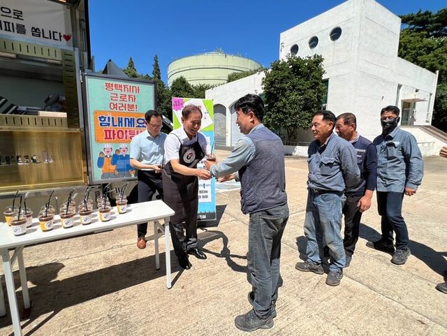 김동섭 한국석유공사 사장(왼쪽 둘째)이 7일 평택비축기지를 방문해 폭염대비 현황을 집중점검하는 한편 찾아가는 커피차 이벤트를 진행하고 있다. [사진=한국석유공사]