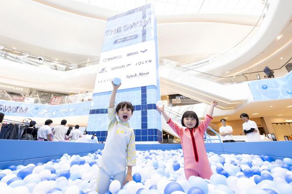 &nbsp;스타필드 고양 '더 스윔'내 볼풀존에서 어린이 모델들이 신나게 놀고있다.&nbsp;[사진=스타필드]