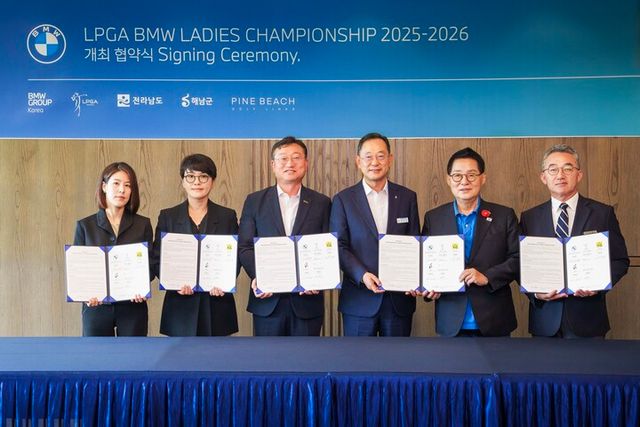 (왼쪽부터) LPGA 아시아 서윤정 이사, BMW 코리아 주양예 본부장, 전라남도 명창환 행정부지사, 해남군 명현관 군수, 더불어민주당 박지원 국회의원, 파인비치 허명호 대표. [사진=BMW코리아]