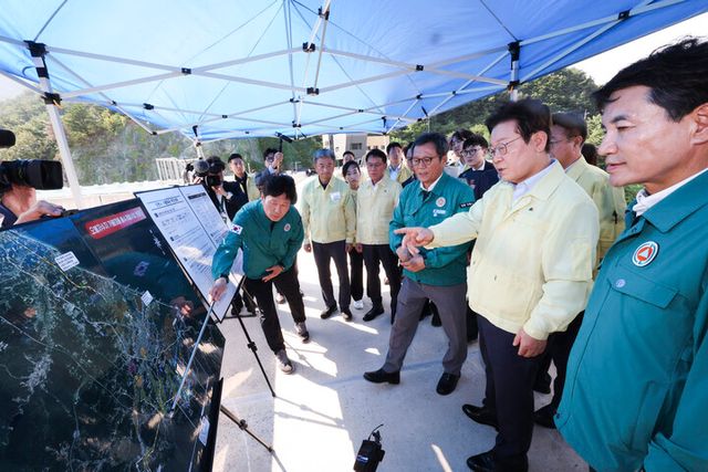 이재명 대통령이 지난 8월 30일 강원 강릉시 성산면 오봉저수지를 방문해 가뭄 대응 추진 상황을 점검하고 있다. [사진=연합뉴스]