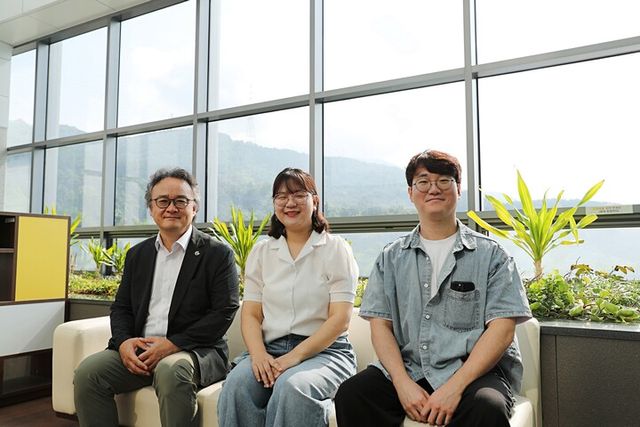 이종수 DGIST 에너지공학과 교수(왼쪽), 이남지 석박사통합과정생, 최동현 박사과정생. [사진=DGIST]