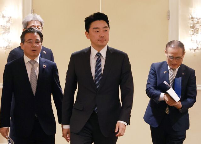 김용범 대통령실 정책실장(왼쪽부터), 강훈식 대통령 비서실장, 위성락 국가안보실장이 지난 8월 25일(현지 시각) 미국 워싱턴DC의 한국프레스센터가 마련된 호텔에서 한미정상회담 관련 브리핑을 하기위해프레스센터로 들어서고 있다. [사진=연합뉴스]