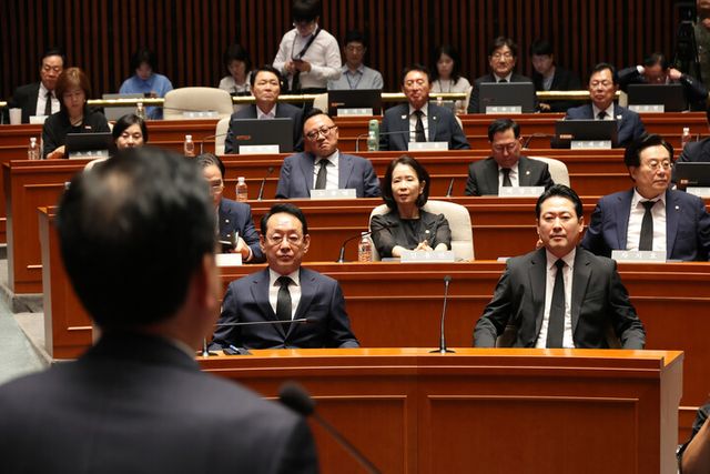 장동혁 대표를 비롯한 국민의힘 의원들이 1일 서울 여의도 국회에서 열린 의원총회에서 송언석 원내대표 발언을 듣고 있다. [사진=연합뉴스]