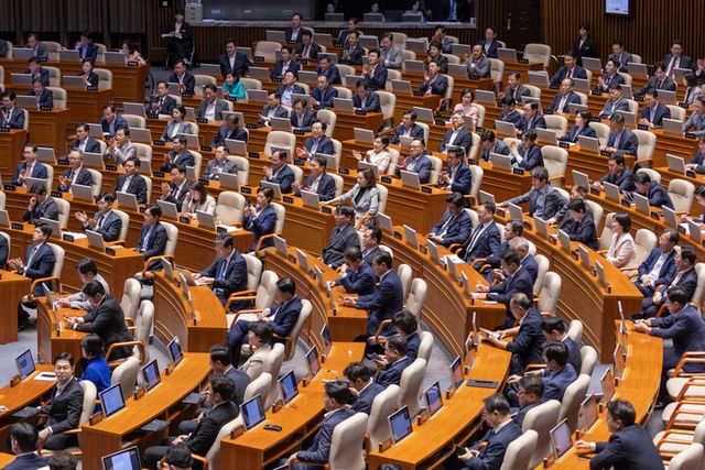 10일 서울 여의도 국회 본회의에서 열린 국민의힘 송언석 원내대표의 교섭단체 대표 연설을 듣던 국민의힘(윗쪽)의원들이 박수를 치고 있다.반면 더불어민주당 의원들은 야유를 보내고 있다.