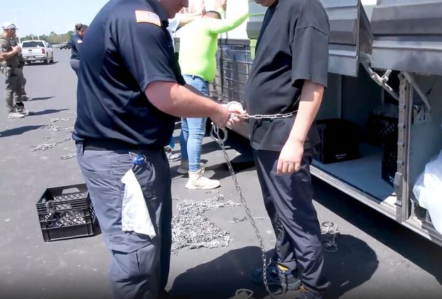 미국&nbsp;이민 단속 당국이 홈페이지를 통해 지난 4일(현지시간) 조지아주 현대차그룹-LG에너지솔루션의 합작 배터리 공장 건설 현장에서 벌인 불법체류·고용 단속 현장 영상을 홈페이지에 공개했다. [사진=미국&nbsp;이민세관단속국 홈페이지 영상 캡쳐]