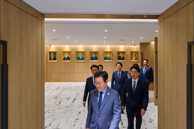 이재명 대통령이 9일 용산 대통령실에서 열린 국무회의에 참석하는 모습을 10일 SNS에 공개했다. [사진=이재명 대통령 SNS]