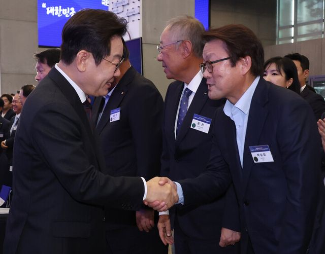 이재명 대통령이 10일 서울 마포구 프론트원에서 열린 국민성장펀드 보고대회에서 박승희 삼성전자 사장과 인사를 하고 있다. [사진=연합뉴스]