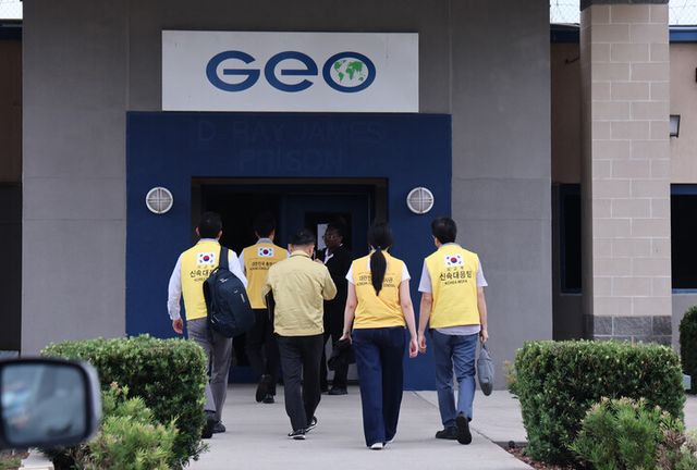 조기중 워싱턴 총영사를 비롯한 신속대응팀이 지난 8일(현지 시각) 미국 당국의 이민단속으로 체포된 현대차-LG엔솔 배터리공장 건설 현장 직원들이 수감돼 있는 조지아주 포크스턴의 이민세관단속국(ICE) 구금시설로 향하고 있다. [사진=연합뉴스]