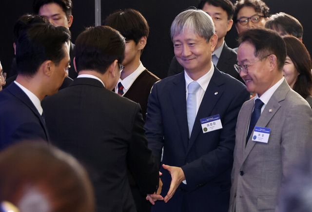 이재명 대통령이 10일 서울 마포구 프론트원에서 열린 국민성장펀드 보고대회에서 이찬진 금융감독원장과 인사를 하고 있다. 오른쪽은 허영 [사진=연합뉴스]