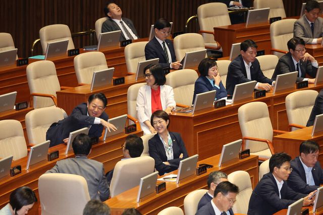 더불어민주당 의원들이 10일 서울 여의도 국회 본회의에서 국민의힘 송언석 원내대표의 교섭단체 대표 연설을 듣고 있다. [사진=연합뉴스]