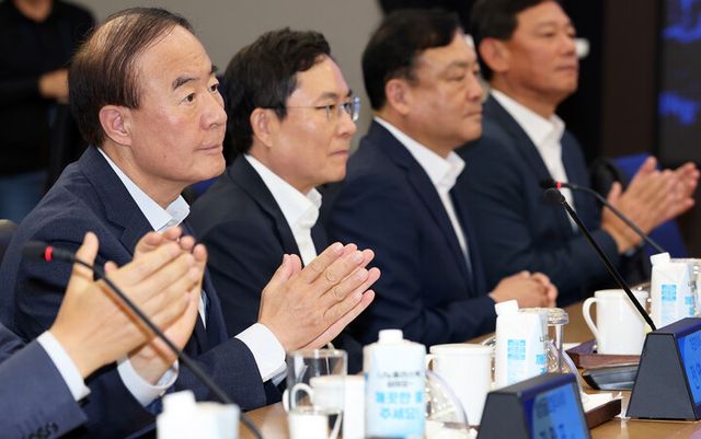 전영현 삼성전자 디바이스설루션(DS)부문장(부회장)이 10일 경기 평택시 삼성전자 평택캠퍼스를 방문한 정청래 더불어민주당 대표와 반도체산업 발전을 위한 현장 간담회에 앞서 박수치고 있다