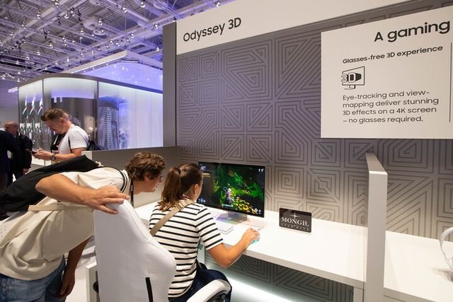 &nbsp;‘IFA 2025’에서 관람객이 몬길: STAR DIVE를 시연…