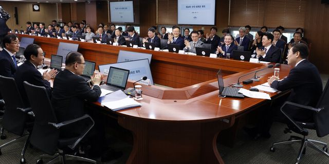 11일 용산 대통령실에서 열린 수석보좌관회의에서 이재명 대통령과 참석자들이 취임 100일을 축하하는 박수를 치고 있다. [사진=연합뉴스]