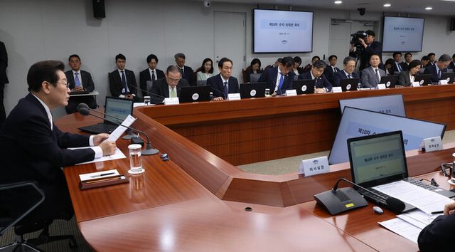 이재명 대통령이 11일 용산 대통령실에서 수석보좌관회의를 주재하며 발언하고 있다. [사진=연합뉴스]