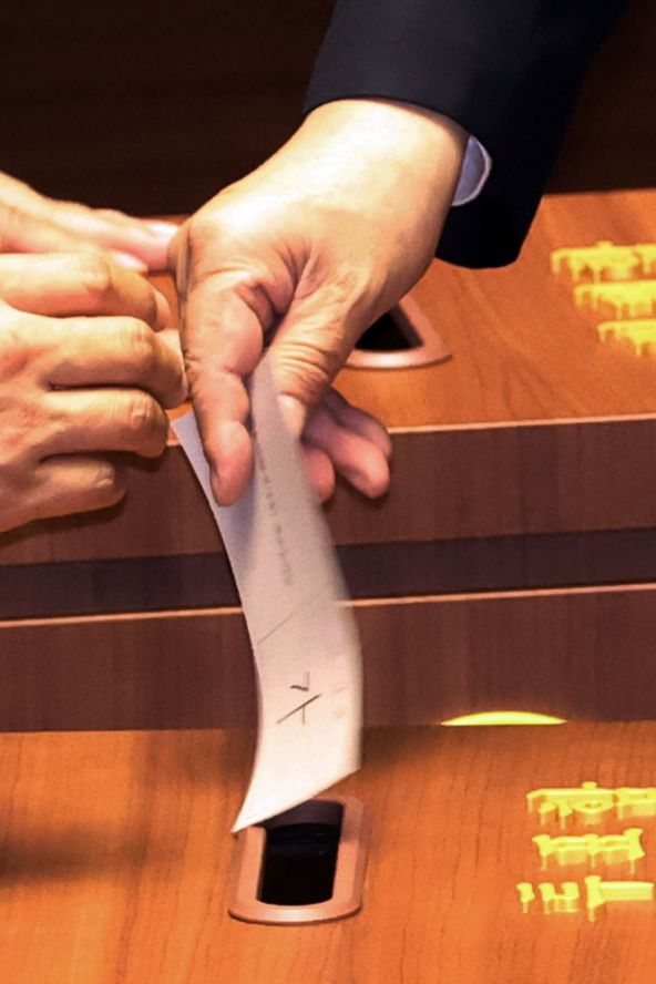 불법 정치자금 수수 혐의를 받는 국민의힘 권성동 의원이 11일 국회 본회의에서 자신의 체포동의안에 대해 투표하고 있다. 불체포특권 포기 의사를 밝힌 바 있는 권 의원이 "가"라고 적은 투표용지를 투표함에 넣고 있다. [사진=연합뉴스]