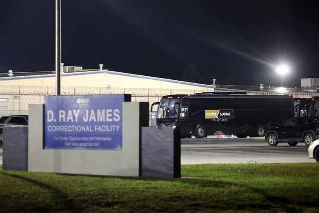 이민단속으로 체포됐던 현대차-LG엔솔 배터리공장 건설 현장 직원들이 탑승할 버스가 11일(현지 시각) 미국 조지아주 포크스턴의 이민세관단속국(ICE) 구금시설에 주차돼 있다. [사진=연합뉴스]