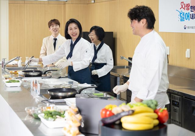 이재명 대통령 부인 김혜경 여사가 11일 서울 광진구 세종대학교에서 열린 '삼삼한 요리 경연대회'에서 '잡채 파스타'를 만들고 있다. [사진=대통령실]