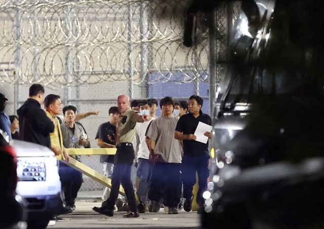 이민단속으로 체포됐던 현대차-LG엔솔 배터리공장 건설 현장 직원들이 애틀랜타 공항으로 향하기 위해 11일(현지시간) 미국 조지아주 포크스턴의 이민세관단속국(ICE) 구금시설을 나서고 있다. [사진=연합뉴스]