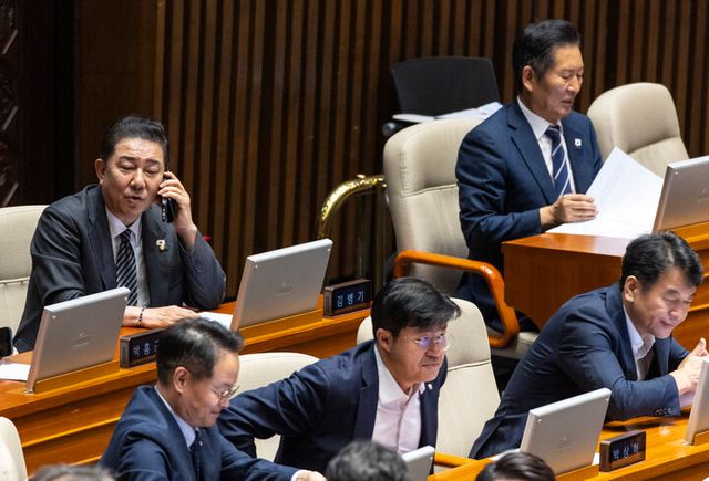 더불어민주당 정청래 대표(오른쪽)과 김병기 원내대표가 11일 국회 본회의에서 상정된 '더센 특검법(3대 특검법 개정안)' 개정안에 대한 수정안 처리를 지켜보고 있다. [사진=연합뉴스]