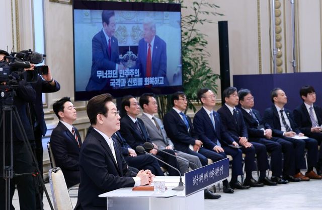 이재명 대통령이 11일 청와대 영빈관에서 열린 취임 100일 기자회견에서 영상을 시청하고 있다.&nbsp; [사진=연합뉴스]