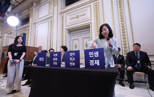 전은수 대통령실 부대변인이 11일 청와대 영빈관에서 열린 이재명 대통령 취임 100일 기자회견에서 질문자 선정을 위해 추첨함에서 명함을 뽑고 있다. [사진=연합뉴스]