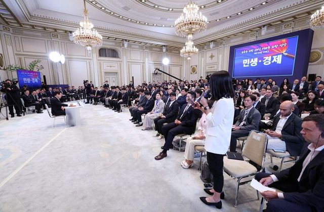 11일 청와대 영빈관에서 열린 이재명 대통령 취임 100일 기자회견에서 외신기자가 질문하고 있다.&nbsp; [사진=연합뉴스]