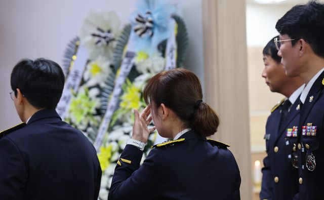 11일 인천 동구의 한 장례식장에 마련된 해경 고(故) 이재석 경장 빈소를 찾은 해경 동료가 조문 마친 뒤 돌아서며 눈물을 닦고 있다.이 경장은 이날 오전 3시 30분께 인천 옹진군 영흥도 갯벌에서 70대 A씨가 고립됐다는 신고를 받고 현장에 투입돼 구조 작업 중 고립 A씨에게 구명조끼를 벗어주고 실종됐다.