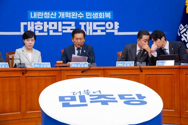 더불어민주당 김병기 원내대표(오른쪽 두 번째)가 12일 국회에서 열린 최고위원회의에서 정청래 대표의 발언을 듣다 한준호 최고위원과 대화하고 있다. [사진=연합뉴스]