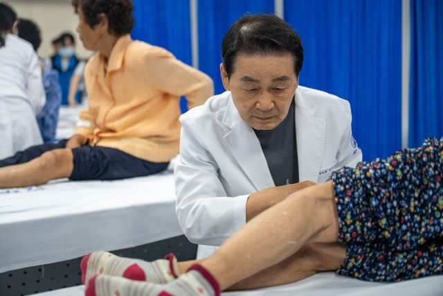 박병모 자생의료재단 이사장이 침 치료를 하고 있다. [사진=자생한방병원]