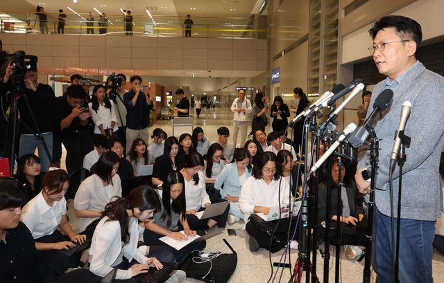 미국 이민당국에 의해 조지아주에 구금됐던 한국인 근로자들과 함께 귀국한 김동명 LG에너지솔루션 사장이 12일 인천국제공항 제2터미널 입국장에서 취재진 질문에 답하고 있다. [사진=연합뉴스]