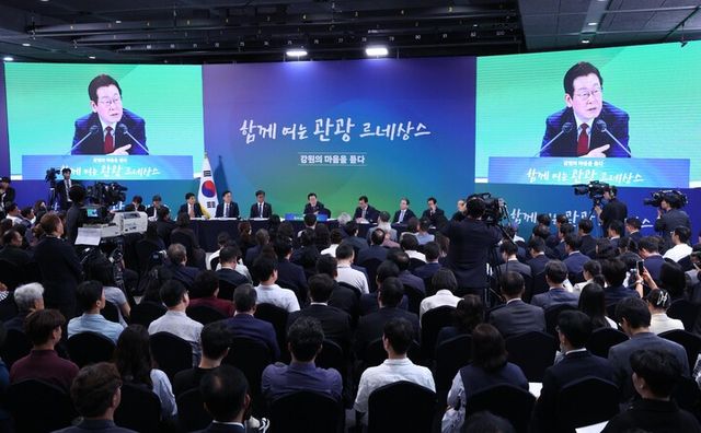 이재명 대통령이 12일 강원도 춘천시 강원창작개발센터에서 열린 지역 토론회 '강원의 마음을 듣다' 타운홀 미팅에서 질문에 답변하고있다.