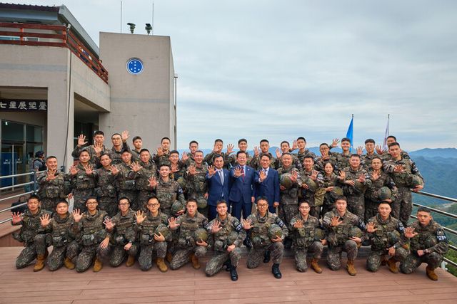 이재명 대통령이 12일 강원도 화천 7사단에서 장병들과 기념촬영을 하고 있다. [사진=대통령실]