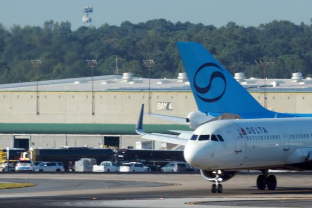 미국 이민당국에 의해 체포·구금됐다 풀려난 한국인 근로자들이 탑승한 버스가 11일(현지시간) 미국 조지아주 하츠필드-잭슨 애틀랜타 국제공항에 도착해 대한항공 전세기 옆에서 대기하고 있다. [사진=연합뉴스]