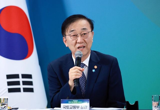 김윤덕 국토교통부 장관이 12일 강원도 춘천시 강원창작개발센터에서 열린 이재명 대통령 지역 토론회 '강원의 마음을 듣다' 타운홀 미팅에서 발표하고 있다. [사진=대통령실통신사진기자단, 연합뉴스]