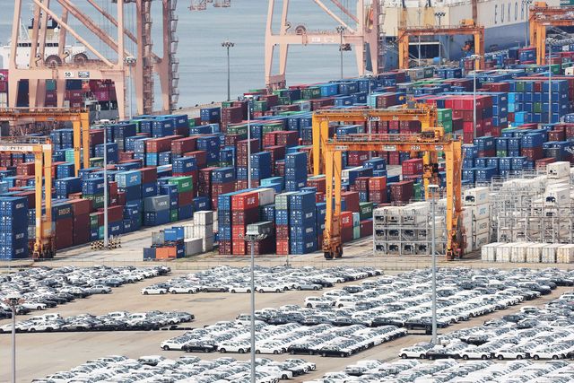 평택항에 쌓여있는 컨테이너. [사진=연합뉴스]