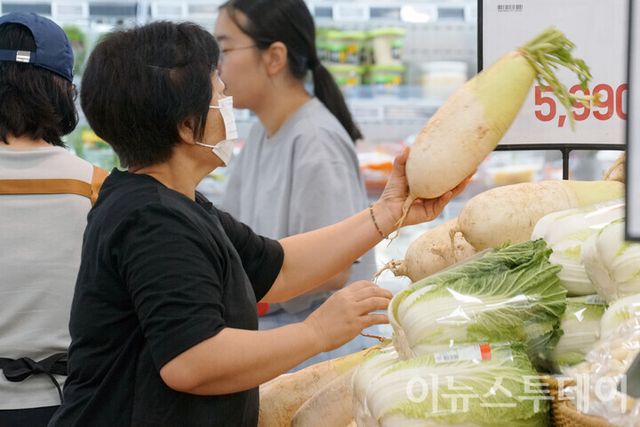 &nbsp;한 시민이 진열된 무를 고르고 있다. [사진=이뉴스투데이DB]