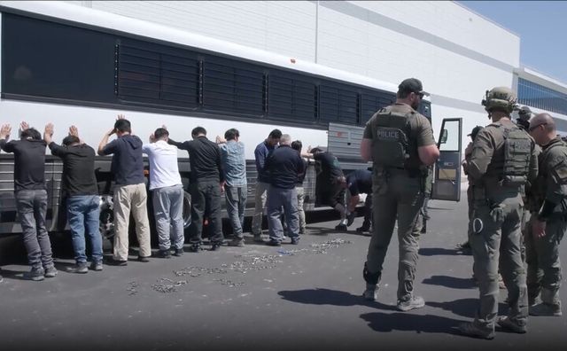 미국 이민 단속 당국이 홈페이지를 통해 지난 4일(현지시간) 조지아주 현대차그룹-LG에너지솔루션의 합작 배터리 공장 건설현장에서 벌인 불법체류·고용 단속 현장 영상을 홈페이지를 통해 공개했다. [사진=ICE 홈페이지 영상 캡쳐]