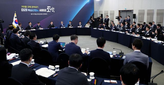 15일 서울 성북구 한국과학기술연구원(KIST)에서 이재명 대통령 주재로 가 진행되고 있다. [사진=대통령실통신사진기자단, 연합뉴스]