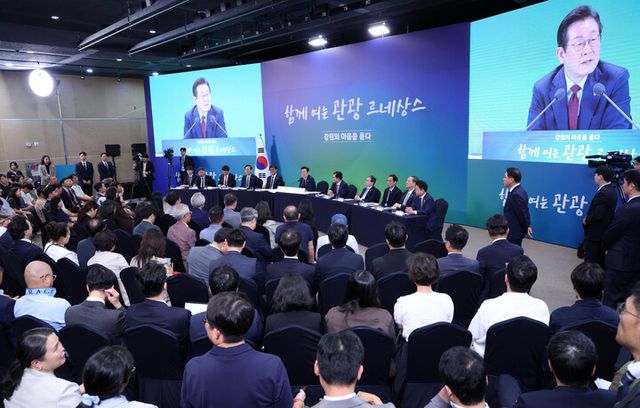 이재명 대통령이 지난 12일 강원도 춘천시 강원창작개발센터에서 열린 지역 토론회 '강원의 마음을 듣다' 타운홀 미팅에서 발언하고 있다. [사진=대통령실통신사진기자단, 연합뉴스]