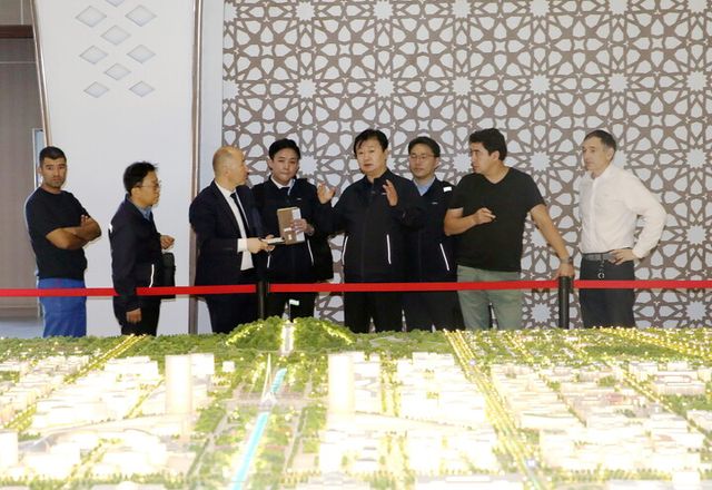 정용기 한국지역난방공사 사장(왼쪽 다섯 번째)이 뉴타슈켄트 추진단을 방문하여 사업 추진 현황을 논의하고 있다. [사진=한국지역난방공사]