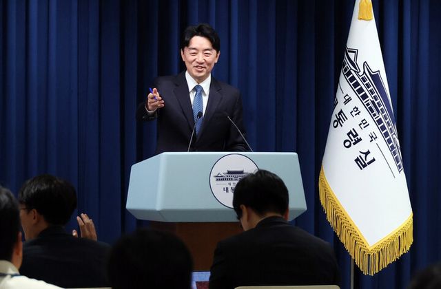 강훈식 대통령비서실장이 9일 서울 용산 대통령실에서 인선 발표 후 질문을 받고 있다.