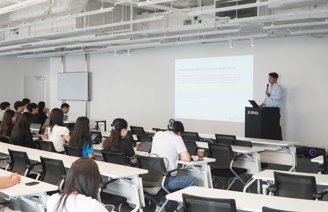 JNPMEDI X KNAPS 제약 바이오 라이선싱 아웃 전략 피칭대회에서 정권호 제이앤피메디 대표가 개회사를 진행하고 있다. [사진=제이앤피메디]