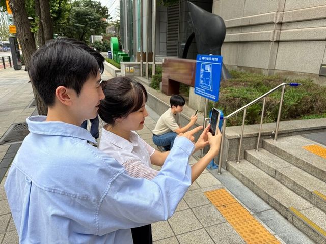 SK이노베이션 계열 구성원들이 지난 14일 로드메이커 활동에 참여해 사진을 촬영하고 있다. [사진=SK이노베이션]