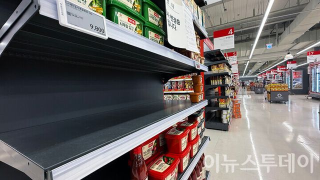 서울의 한 홈플러스의 매장 내의 매대가 비어있다. [사진=이뉴스투데이DB]