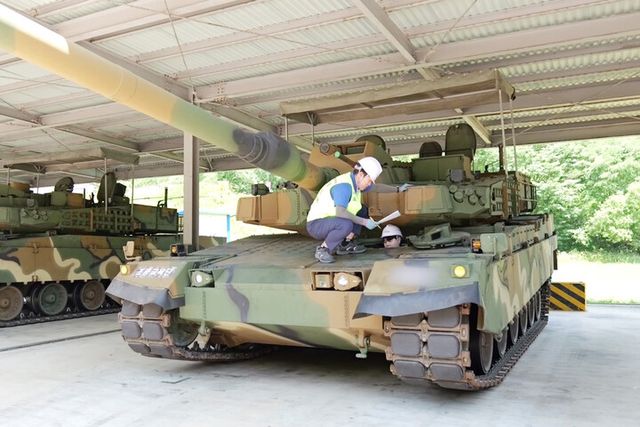 현대로템 관계자가 최근 전라남도 장성군 육군 기계화학교를 방문해 K2전차 장비 점검을 진행하는 모습. [사진=현대로]