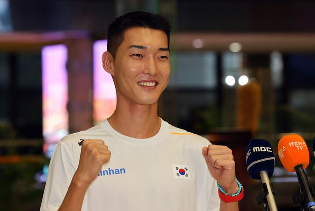 세계적인 점퍼 우상혁이 도쿄 세계육상선수권 대회에 출전하기 위해&nbsp;지난 10일 오전 김포국제공항에서 출국에 앞서 포즈를 취하고 있다. [사진=연합뉴스]