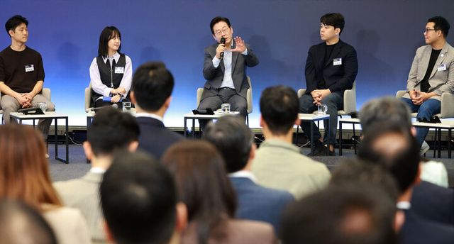 이재명 대통령이 17일 경기도 성남시 스타트업 스퀘어에서 열린 청년 스타트업 상상콘서트에서 참석자들과 토론하고 있다. [사진=연합뉴스]
